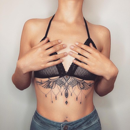 女性胸下性感的一组梵花纹身作品图片欣赏