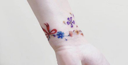 小清新环绕手臂的一组花环纹身