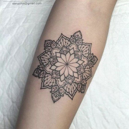 女生的黑灰色梵花性感纹身图案
