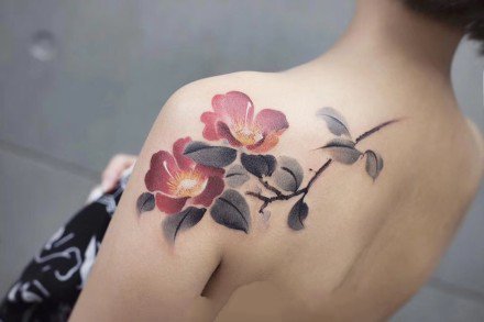 适合女生的超性感的水墨肩花纹身图