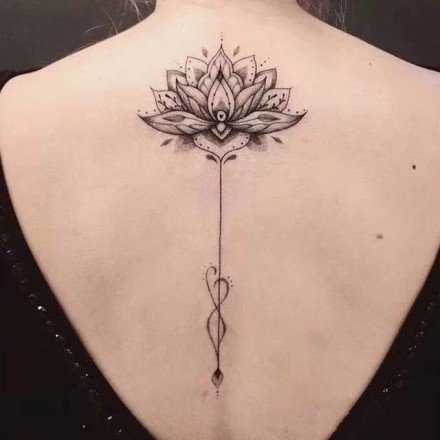 女生后背脊椎处唯美的莲花梵花纹身图案