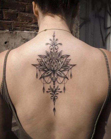 女生后背脊椎处唯美的莲花梵花纹身图案