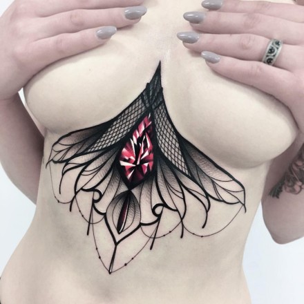 女士性感的胸部下面的宝石纹身图案