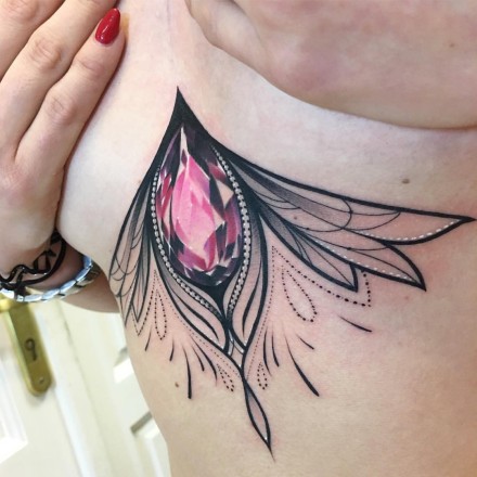 女士性感的胸部下面的宝石纹身图案