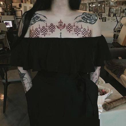女生胸前锁骨处好看的一组纹身作品图案