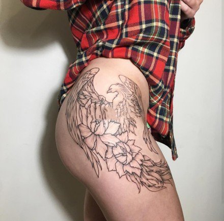女性大腿侧性感的纹身作品图片