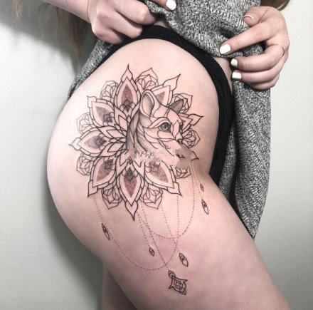 女性大腿侧性感的纹身作品图片