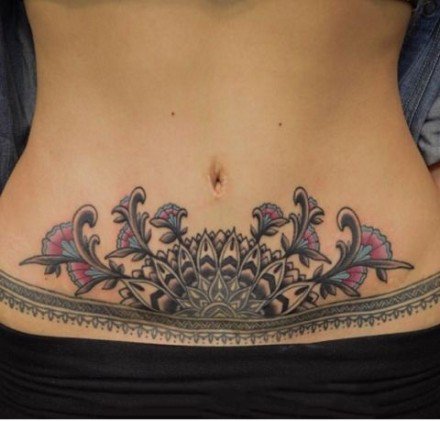 女性腰腹部私密处性感的纹身图片