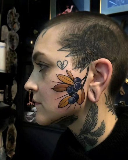 头部耳朵旁的school植物小纹身图案