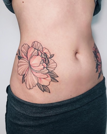 女生腰腹部的性感纹身作品