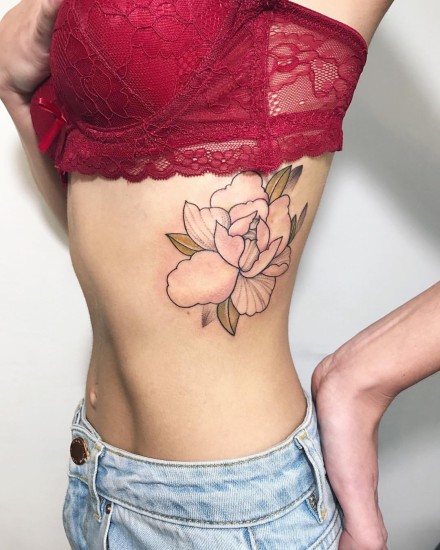 女生腰腹部的性感纹身作品