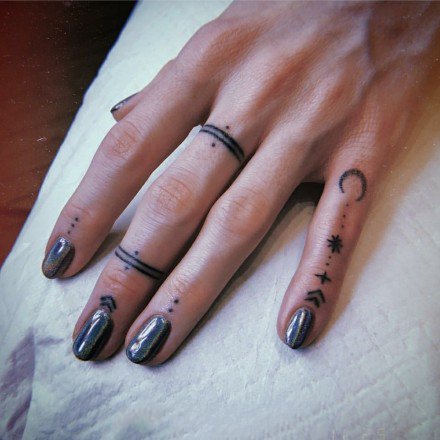 纹在手指上的一组简约小纹身图片
