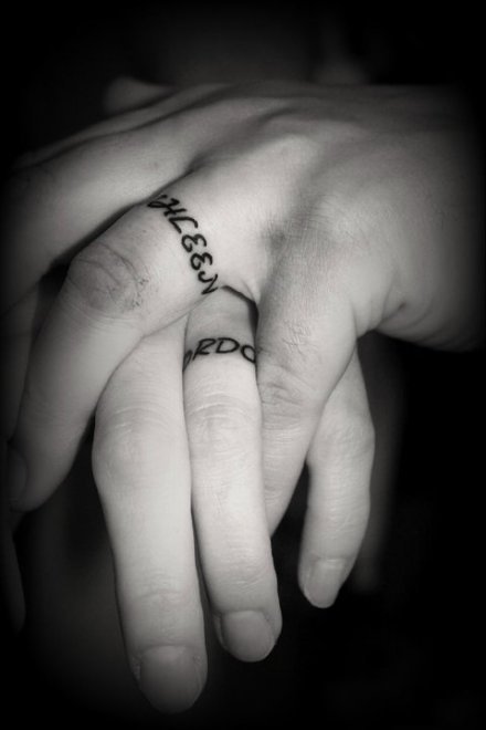 爱意满满的成对情侣戒指纹身作品