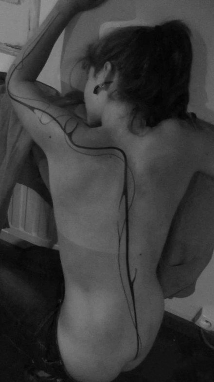 18张女生后背的性感颈椎脊椎骨纹身图案