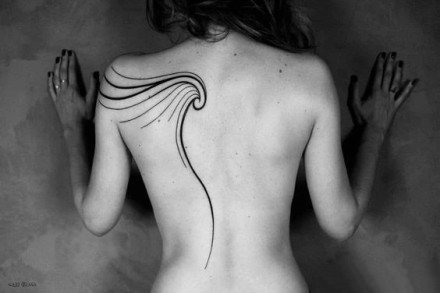 18张女生后背的性感颈椎脊椎骨纹身图案