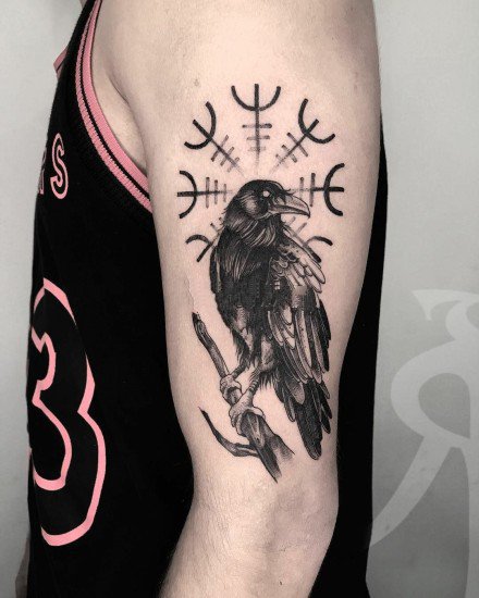 乌鸦主题的9张深黑色乌鸦纹身图案