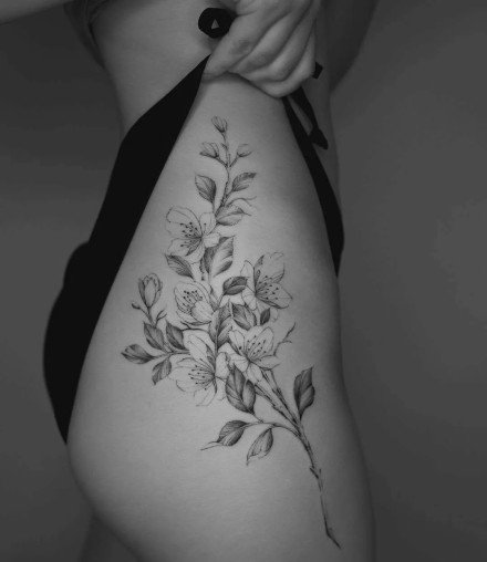 女士性感大腿上的素花纹身作品图片