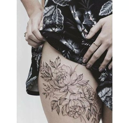 女士性感大腿上的素花纹身作品图片