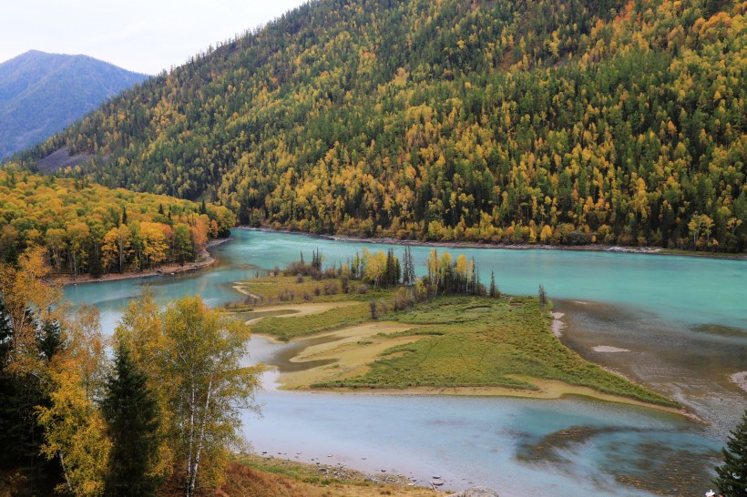 新疆喀纳斯迷人的秋季自然风景图片(9张)