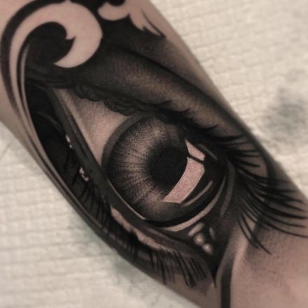 欧美黑灰小图人物骷髅眼睛写实肖像纹身