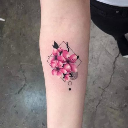 小臂上的小清新花朵纹身图片