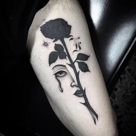黑色的9张小清新黑色玫瑰花纹身图