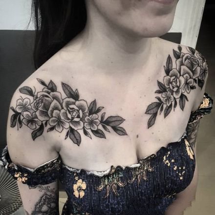 女性双肩部的对称肩花纹身作品