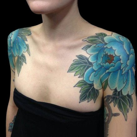 女性双肩部的对称肩花纹身作品