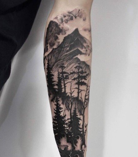 小臂上暗黑色的树木森林纹身图片
