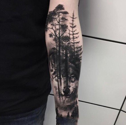 小臂上暗黑色的树木森林纹身图片