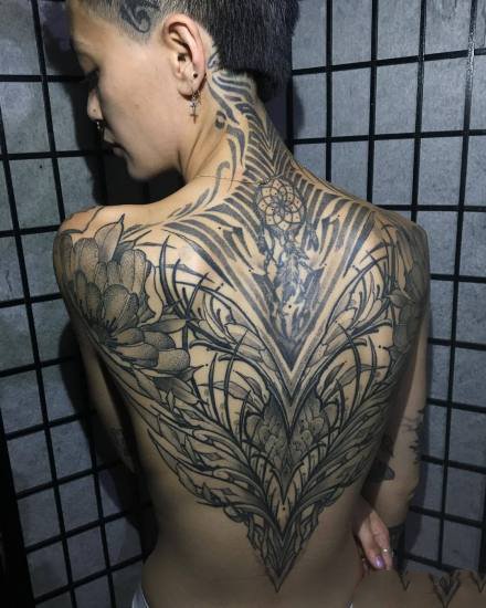 女性背部点线完美结合的霸气黑灰纹身作品