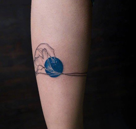 创意的一组带蓝色圆点的个性纹身