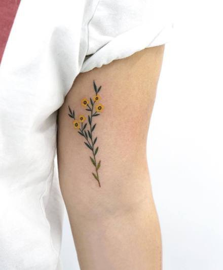 胳膊上小清新风格的小花卉纹身图片9张