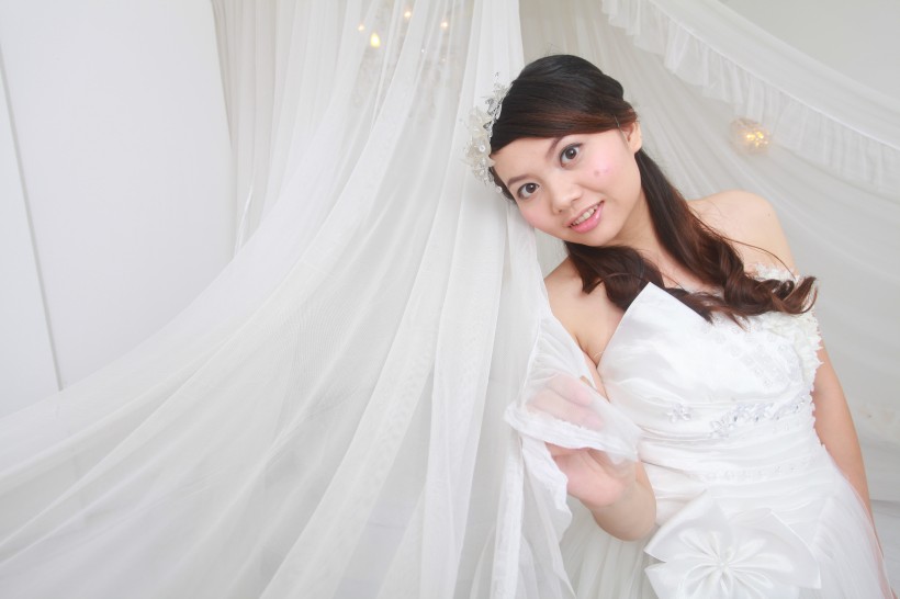穿着洁白婚纱的新娘图片(12张)