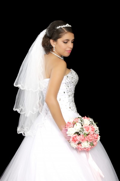 穿着洁白婚纱的新娘图片(12张)