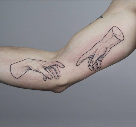 触碰手指的手势纹身作品图案欣赏