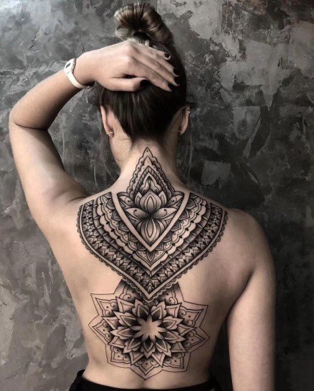 女性后颈处背部的点刺梵花纹身9张