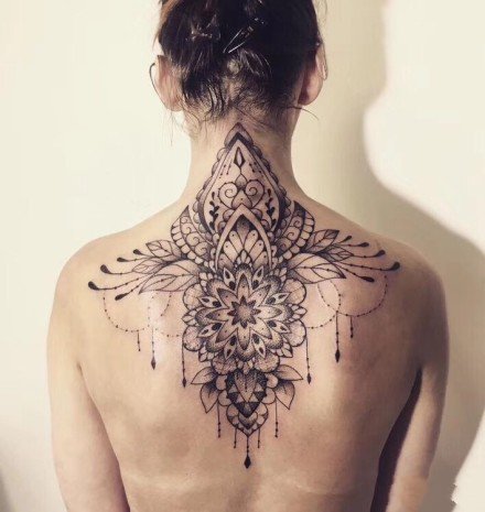 女性后颈处背部的点刺梵花纹身9张