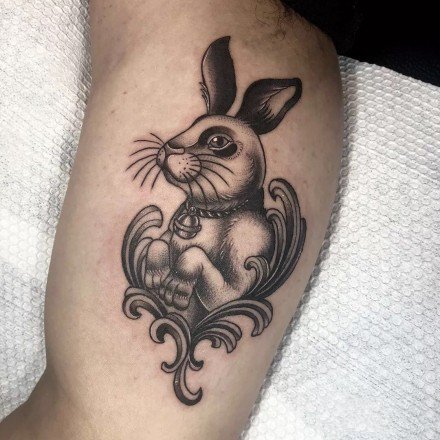 黑灰可爱的创意兔子主题纹身图片