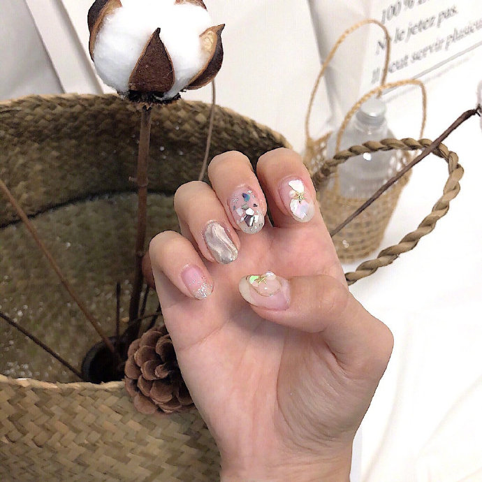 一组blingbling闪闪亮亮的春季美甲图片欣赏