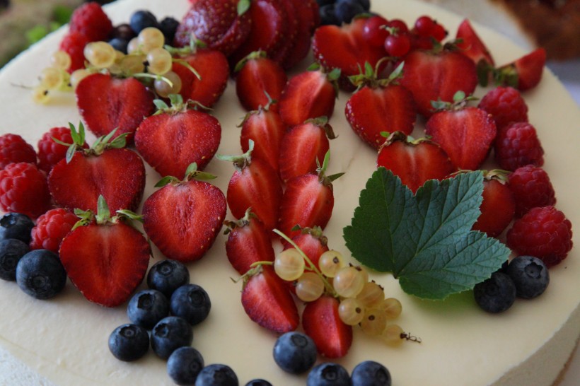 放在一起的草莓和蓝莓图片(16张)