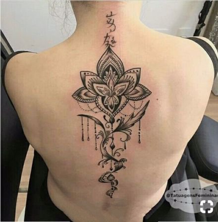 女孩子后背唯美的脊柱梵花纹身图案