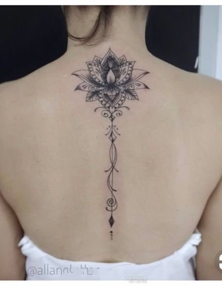 女孩子后背唯美的脊柱梵花纹身图案