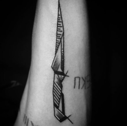 手臂上的一组刀具匕首纹身图案