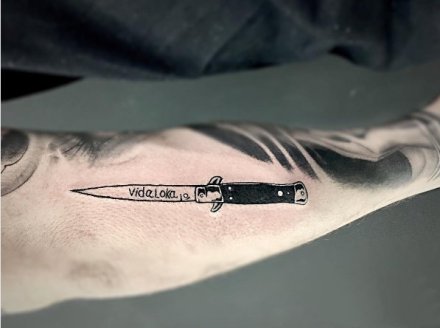 手臂上的一组刀具匕首纹身图案