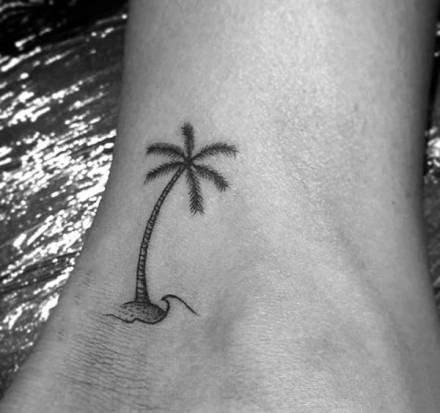 小清新黑色的小椰子树纹身图片