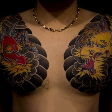 男性传统的双半胛纹身作品欣赏
