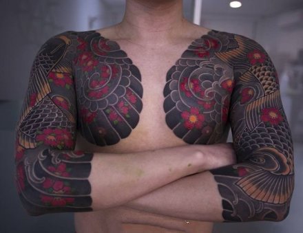 男性传统的双半胛纹身作品欣赏
