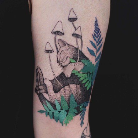 手臂上很有感觉的点刺动物植物黑色纹身
