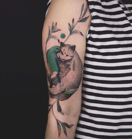 手臂上很有感觉的点刺动物植物黑色纹身